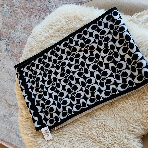 Beautiful NWT Coach Knit Signature Logo Scarf 🖤🧣🎁 - Picture 11 of 12